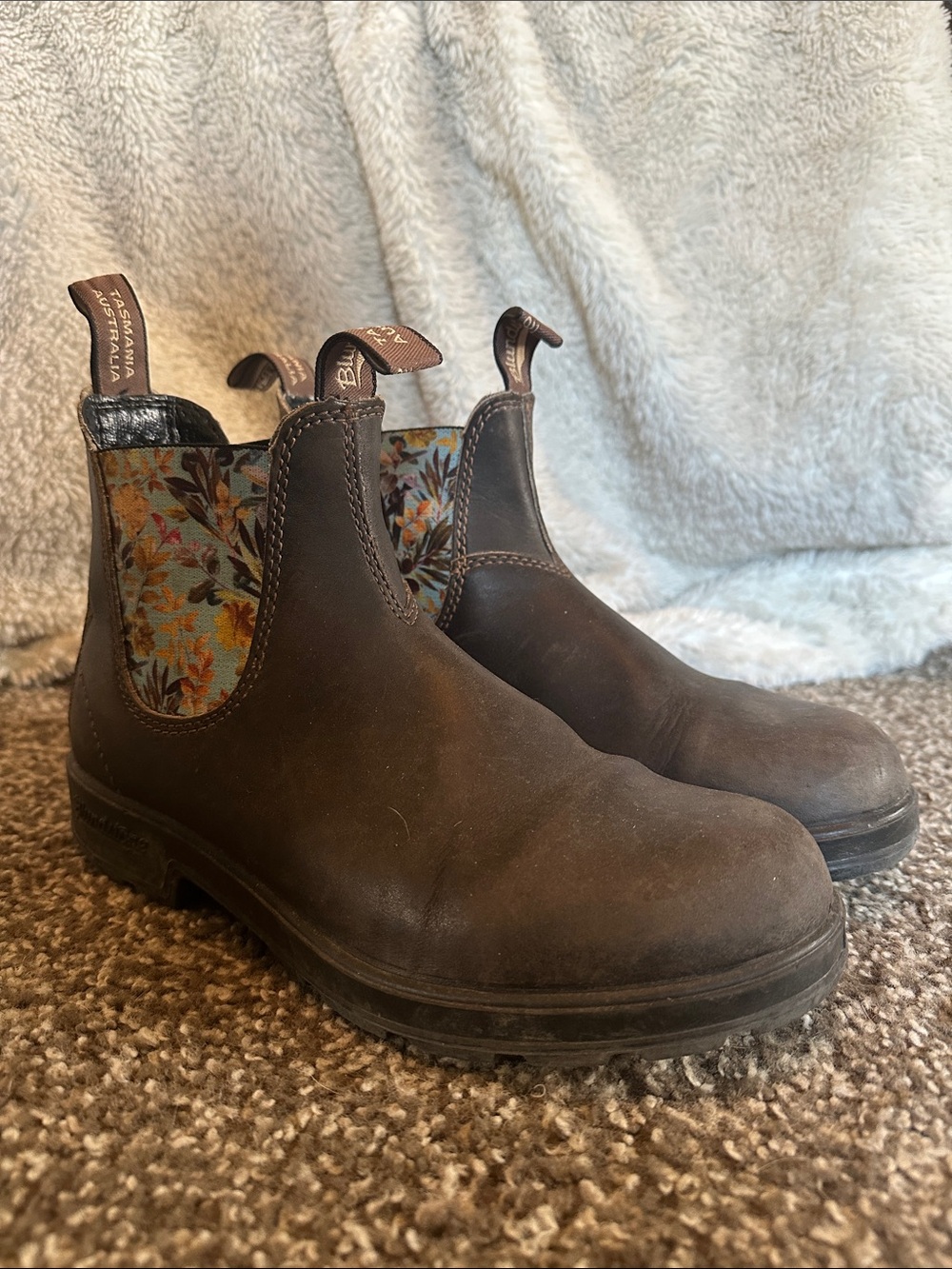 PERFECTLY worn Floral accented Blundstones women’s 9